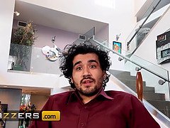 Sucer une bite, Plantureuse, Éjaculer dans la bouche, Gorge profonde, En levrette, Faciale, Seins naturels, Chatte