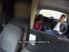 Accident, Grosse bite, Sucer une bite, Brunette brune, Plantureuse, Voiture, Gorge profonde, Chatte