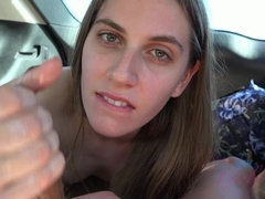 Blasen, Auto, Sperma im mund, Flashen, Freundin, Behaart, Orgasmus, Pov