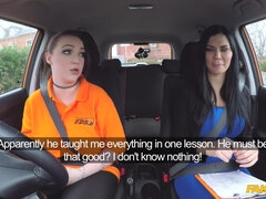 Braunhaarige, Frau, Fingern, Lecken, Öffentlich, Muschi, Realität, Tätowierung