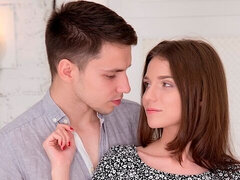 Leie, Arsch, Grosser schwanz, Blasen, Braunhaarige, Hundestellung, Masturbation, Rasiert
