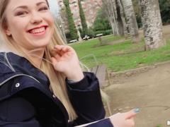 Blonde, Public