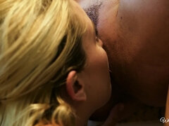 Grosse titten, Braunhaarige, Küssen, Küche, Lesbisch, Natürlichen titten, Im freien, Nass