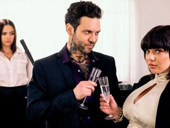 Enthousiasteling, Grote kont, Bruinharig, Hondjeshouding, Hakken, Interraciaal, Kantoor, Tatoeage