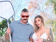 Culo grande, Rubia, Mamada, Estilo perrito, Piscina, Coño, Tatuaje, Tetas