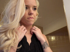 Tanned blonde babe Halle Von masturbates in the tub