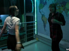 Grosse bite, Sucer une bite, Ivre, Hard, Seins naturels, Fête, Public, Nénés