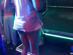 ブロンド, 衣服着たままセックス, キス, レズビアン, なめる, オマンコ, サテン, 恥ずかしがりや