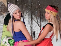 Nana, Gros cul, Grosse bite, Sucer une bite, En levrette, 2 femmes 1 homme, Maigrichonne, Adolescente