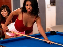 Cul, Noire, Brunette brune, Embrassement, Lesbienne, Mère que j'aimerais baiser, Piscine, Chatte