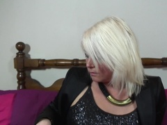 British hot housewife fingering herself