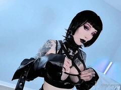 Anal, Gros cul, Gros seins, Latex, Masturbation, Solo, Gicler, Jouets