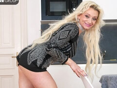 Leie, Grosser arsch, Blondine, Fingern, Masturbation, Reif, Solo, Entkleiden