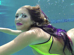 Bikini, Braunhaarige, Riesig, Natürlichen titten, Pool, Solo, Scherzbold, Unter wasser