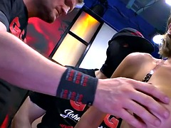 Grosse titten, Viele männer bespritzen eine frau, Vollbusig, Spermaladung, Aufs gesicht abspritzen, Milf, Tätowierung, Titten