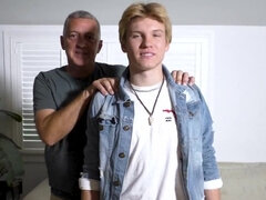 Enthousiasteling, Grote lul, Blond, Sperma, Sperma shot, Daddy, Hd, Maagd