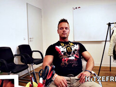 Blondine, Blasen, Deutsch, Handjob, Absätze, Büro, Muschi