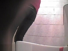 Leie, Kehlenfick, Milf, Nippel, Pissen, Muschi, Titten, Toilette