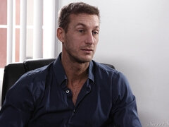 Arsch, Schlafzimmer, Betrug, Geile alte tussi, Behaart, Küssen, Kurzes haar, Titten