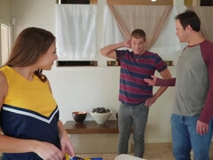 Kont, Bruinharig, Pompom meid, Rok, Sokken, Tiener, Tieten likken, Uniformpje