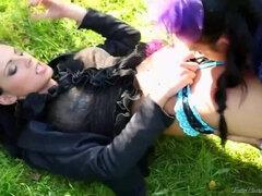 Morena, Fetiche, Hd, Lesbiana, Al aire libre, Orinar, Medias largas, Juguetes