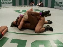 Grote mammen, Dominatie, Gezichtzitten, Vingeren, Lesbisch, Kut duiken, Tieten likken, Worstelen