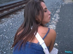 Sucer une bite, Brunette brune, Hd, De plein air, Public, Pute, Espagnole