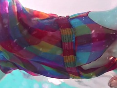 Tetas grandes, Rubia, Masturbación, Piscina, Público, Ruso, Tetas, Bajo el agua