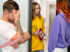 Sucer une bite, En levrette, 2 femmes 1 homme, Seins naturels, Rousse roux, Maigrichonne, Adolescente, Nénés