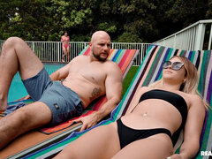 Grosser arsch, Bikini, Blasen, Brille, Pool, Muschi, Tätowierung, Titten