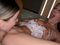 Slaapkamer, Grote kont, Grote mammen, Vingeren, Lesbisch, Masturbatie, Kut duiken, Tiener