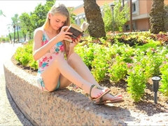 18 ans, En gros plan de très près, Extrême, Massage, Public, Solo, Jouets, Sous la jupe