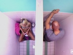 Arsch, Bad, Blondine, Hardcore, Öffentlich, Muschi, Jungendliche (18+), Toilette
