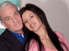 Cul, Sucer une bite, Brunette brune, Mignonne, En levrette, Doigter, Embrassement, Adolescente