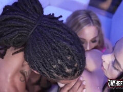 Gros cul, Grosse bite, Noire, 2 femmes 1 homme, Fait maison, Interracial, Nénés, Épouse