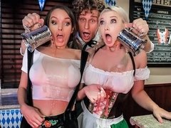 Cul, Sucer une bite, En levrette, 2 femmes 1 homme, Cuir, Léchez, Masturbation, Mouillée