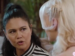 アジア人, デカパイ, ブロンド, キス, なめる, 淫乱熟女, 小柄, オマンコ