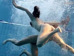 Culo grande, Lesbiana, Piscina, Público, Ruso, Adolescente, Tetas, Bajo el agua