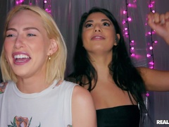 Aziatisch, Kont, Bruinharig, Keuken, Latijnse vrouw, Lesbisch, Likken, Tieten likken