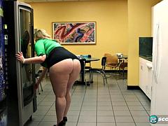 Wohlbeleibte schöne frauen, Grosse titten, Blondine, Blasen, Spermaladung, Hd, Büro, Pervers