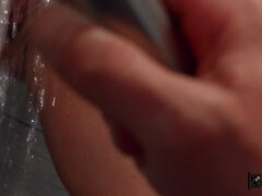 Enthousiasteling, Bruinharig, Latijnse vrouw, Natuurlijke tieten, Douche, Softcore pornografie, Nat