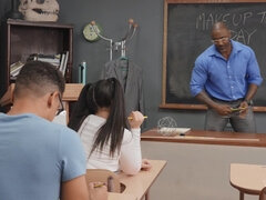 Cul à la bouche, Noire, Éjaculation interne, Branlette thaïlandaise, Interracial, Seins naturels, Cheveux courts, Chaussettes