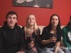 Blondine, Blasen, Frau frau mann, Handjob, Lecken, Orgie, Rasiert, Titten