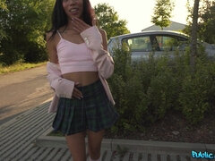 En levrette, Faciale, Branlette thaïlandaise, Fille latino, De plein air, Public, Chaussettes, Fessée