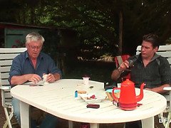 Europees, Gezichtzitten, Harig, Hardcore, Rijpe lesbienne, Man man vrouw, Buiten, Kousen