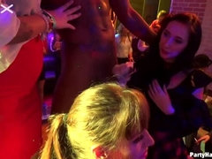 Grote lul, Pijpbeurt, Bruinharig, Naakte man aangeklede vrouw, Groep, Zoenen, Kousen, Swinger