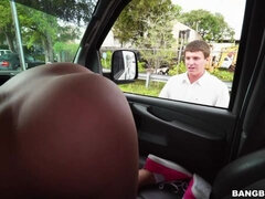 Cul, Sucer une bite, Bus, Voiture, En levrette, Branlette thaïlandaise, Cheveux courts, Tatouage