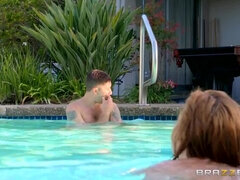 Gros seins, Bikini, Blonde, Sucer une bite, Branlette thaïlandaise, Piscine, Pov, Chatte