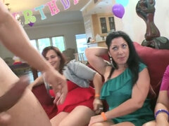 Enthousiasteling, Grote kont, Blond, Pijpbeurt, Lul, Interraciaal, Latijnse vrouw, Feest