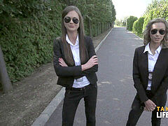 In den arsch, Schwarz, Blondine, Blasen, Lecken, Pov, Öffentlich, Flotter dreier